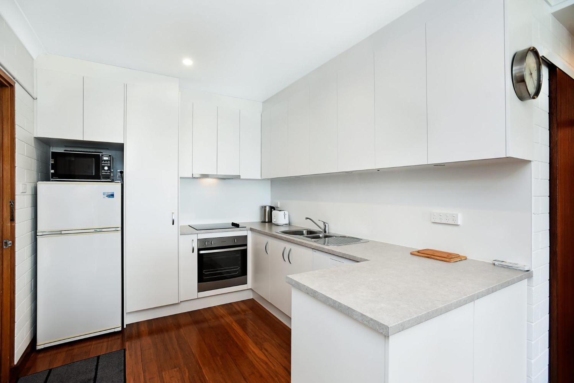 Dolphins Beachfront Apartment No 4 Порт-Эллиот Экстерьер фото