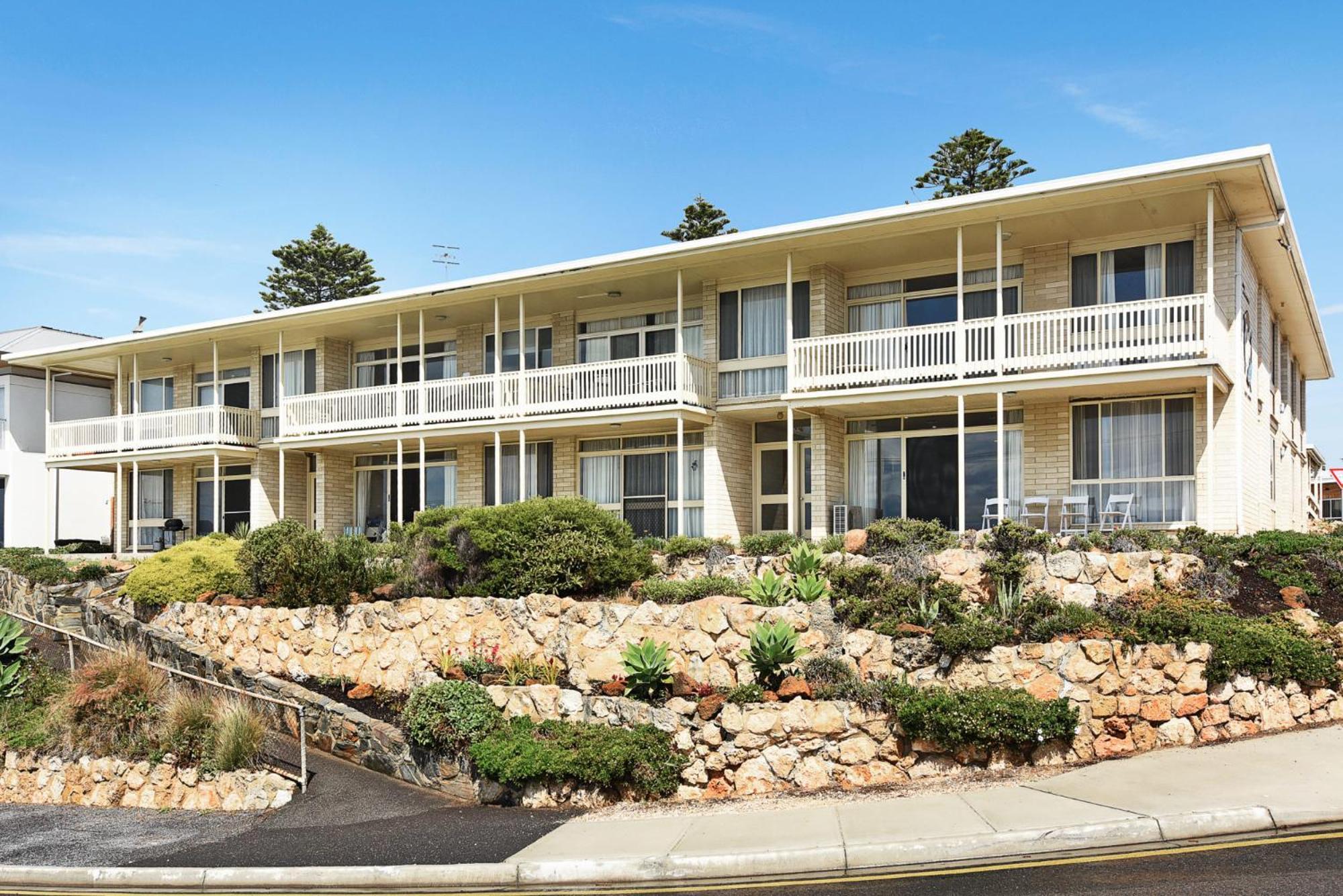 Dolphins Beachfront Apartment No 4 Порт-Эллиот Экстерьер фото