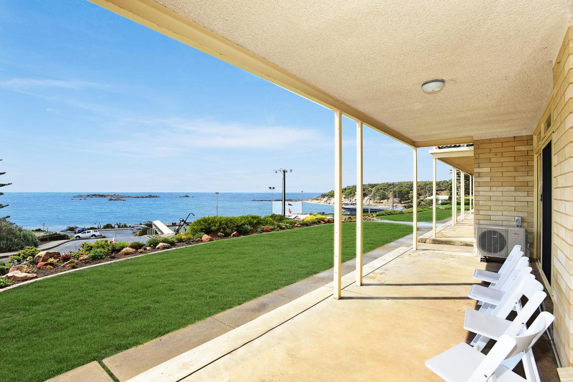 Dolphins Beachfront Apartment No 4 Порт-Эллиот Экстерьер фото